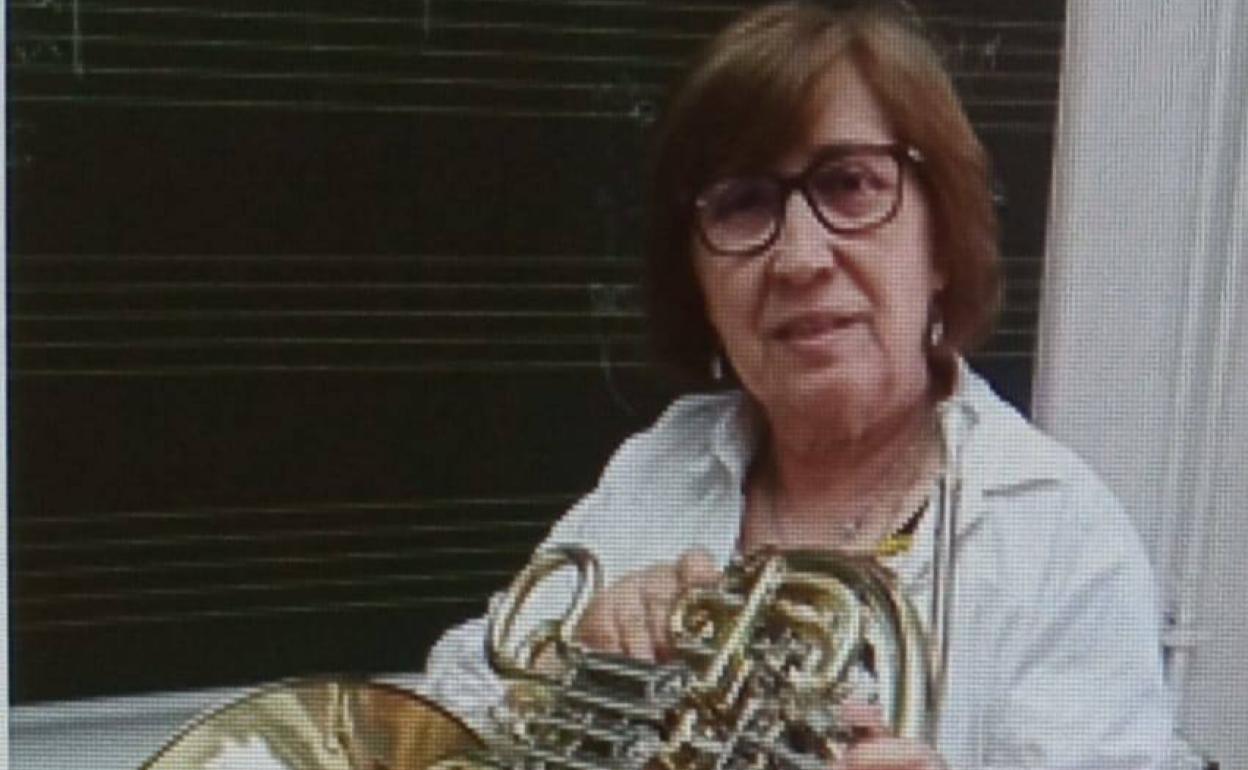 Encarna posa con su instrumento musical 