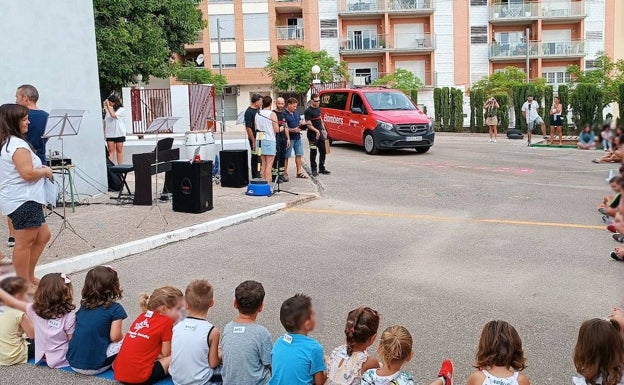 El homenaje a los bomberos en el CEIP Rosalia Bondia de Pego. 