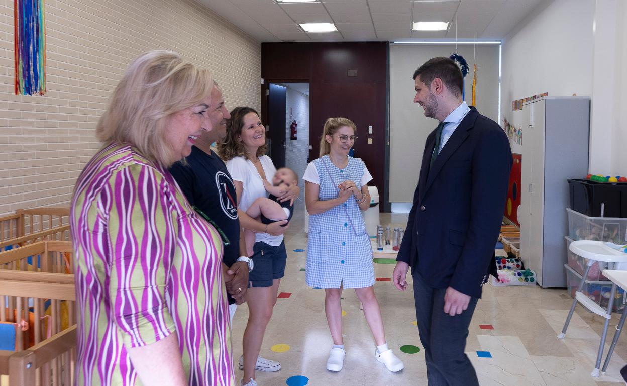 La edil Carmen Fuster y el alcalde José Manuel Prieto en una visita durante el inicio del curso escolar. 