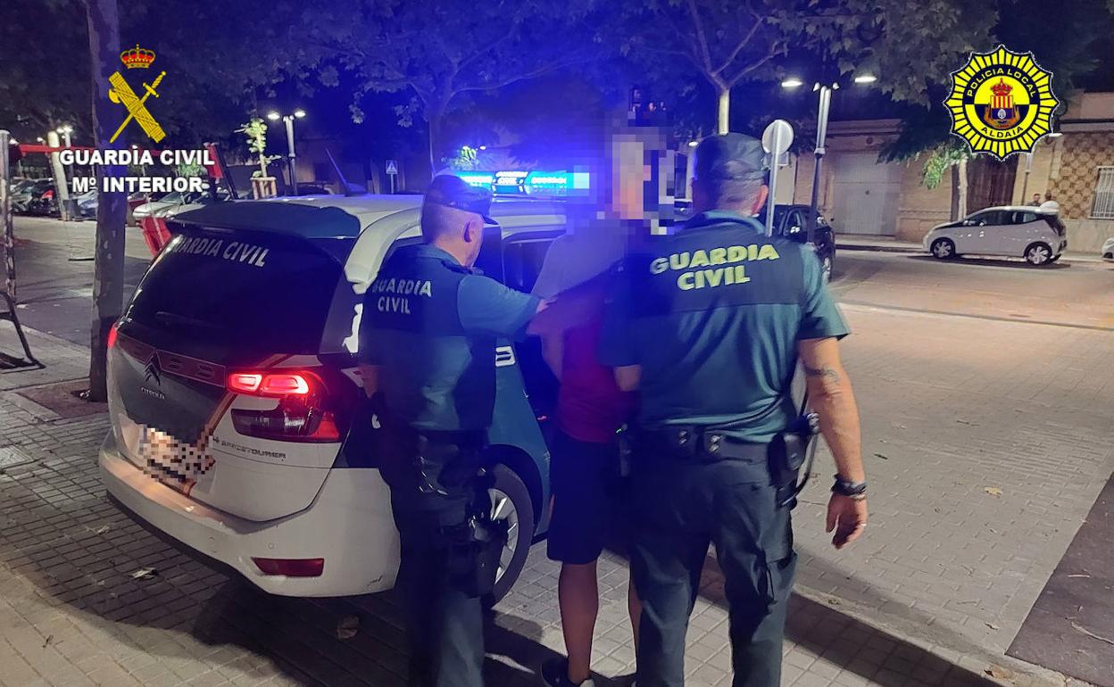 Dos agentes con el detenido por la agresión sexual. 