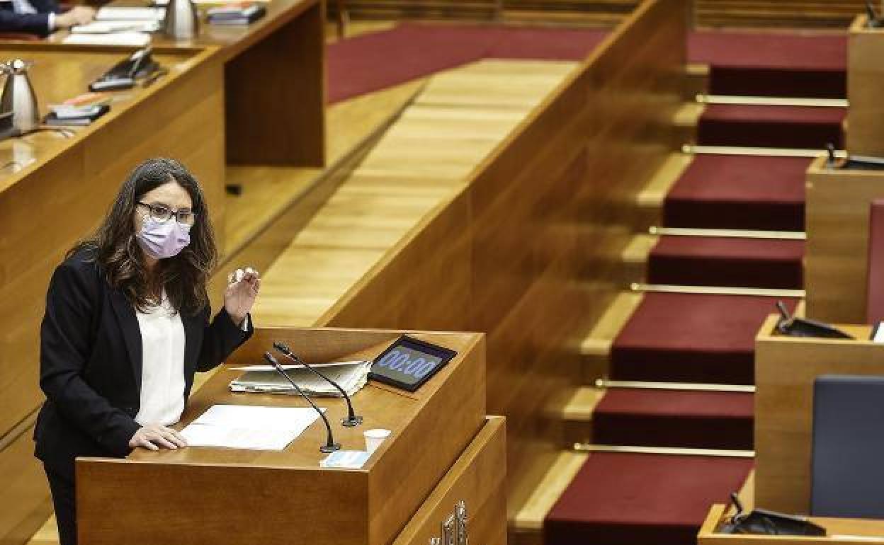 Mónica Oltra, desde la tribuna de Les Corts.