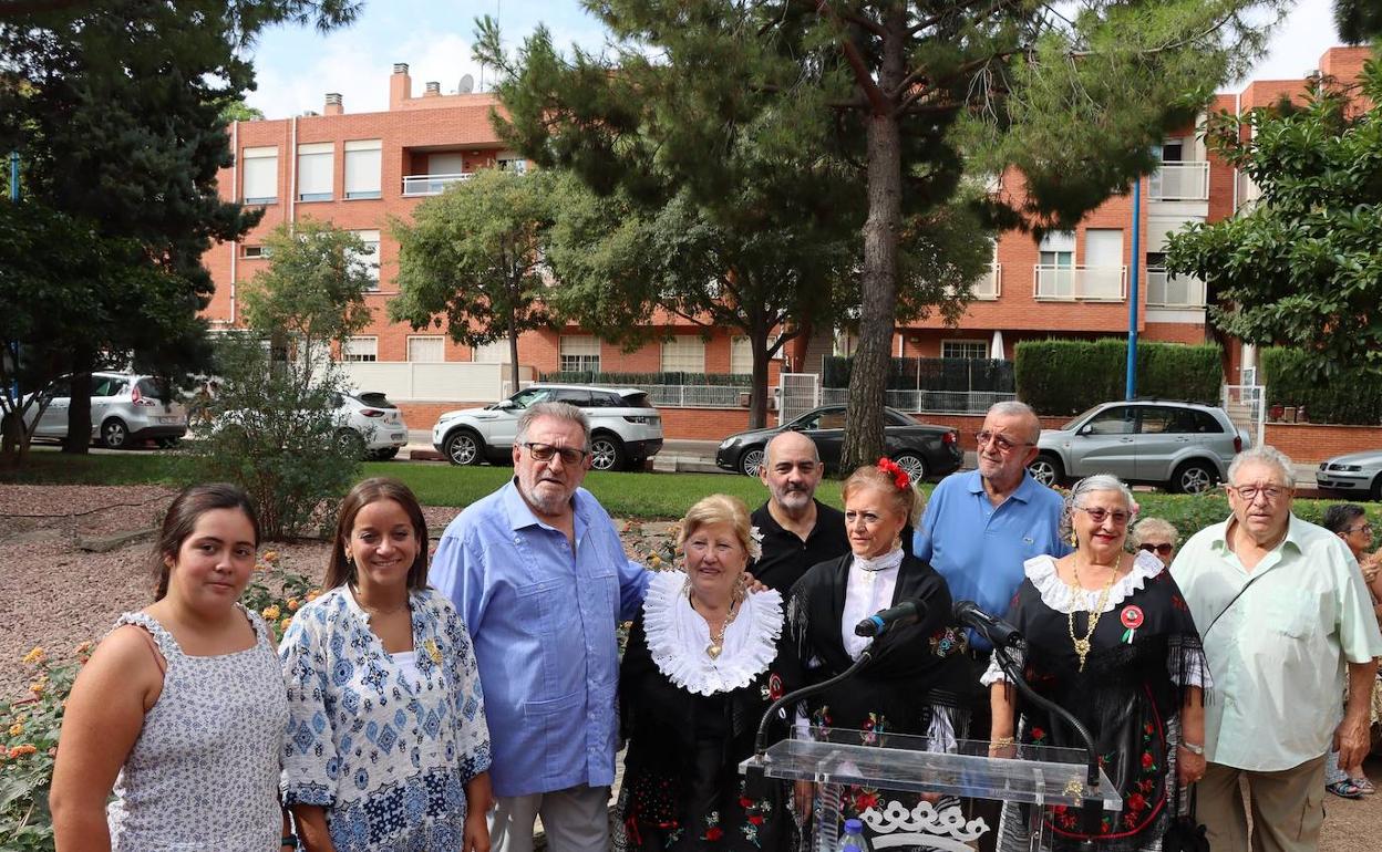 El alcalde, Jesús Ros, con los representantes extremeños. 