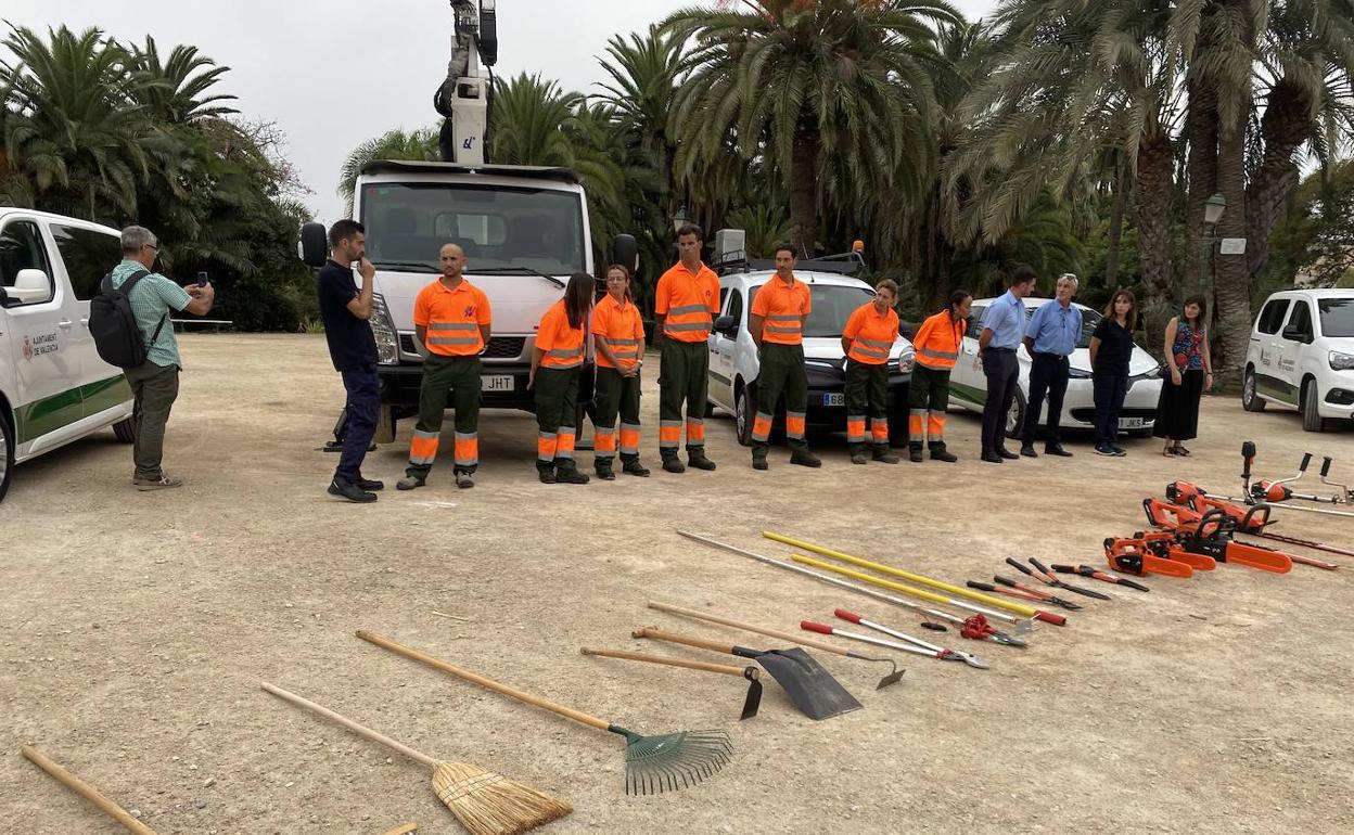 Presentación de las nuevas contratas de jardines y de herramientas adquiridas, en el jardín de Viveros. 