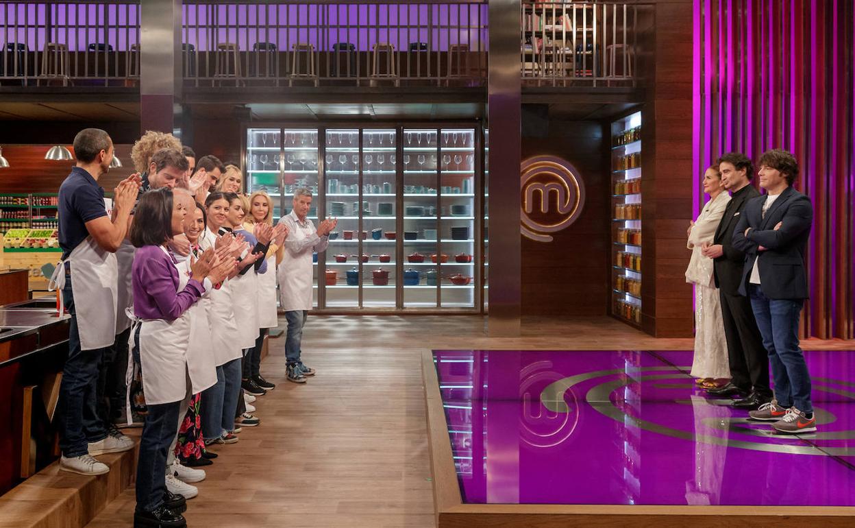 El jurado, frente a los concursantes de la séptima edición de 'Masterchef Celebrity' este lunes.