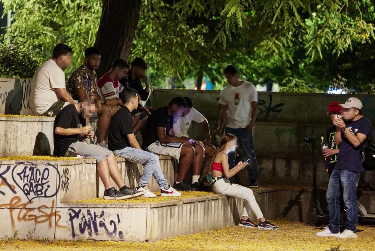 Un grupo de jóvenes reunidos en un parque de Blasco Ibáñez, en Valencia. iván arlandis