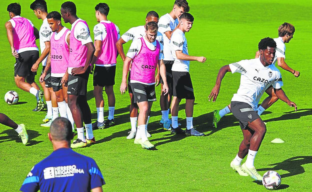 Yunus y varios jugadores del filial en la ciudad deportiva. 