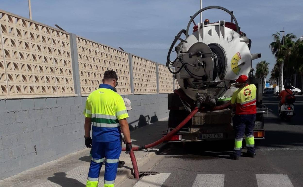 Los trabajos de limpieza de imbornales. 