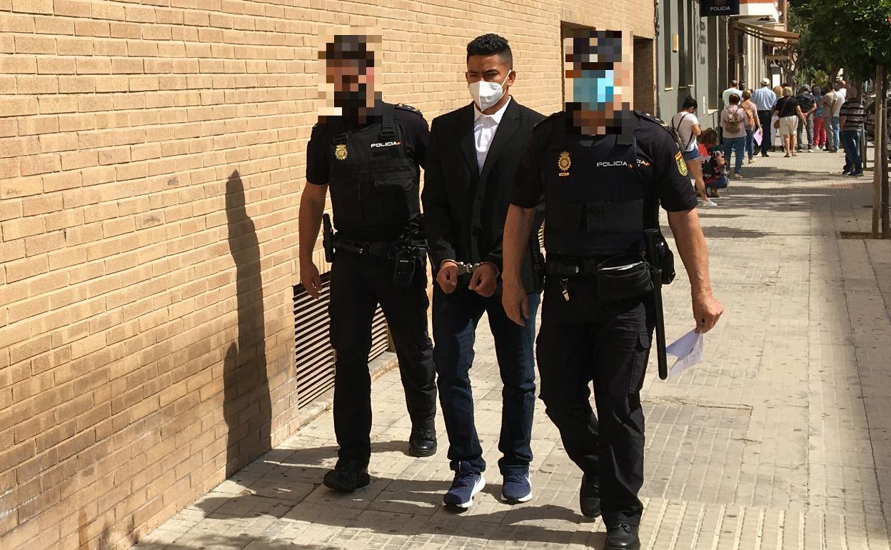 El arrestado por la muerte del cofrade de Gandia en una de sus llegadas a los juzgados. 