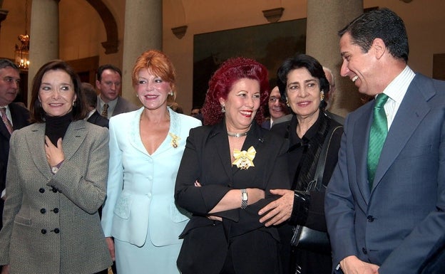 Imagen principal - Nuria Espert, Carmen Thyssen, Consuelo Císcar, Irene Papas y Eduardo Zaplana (arriba). Representación de 'Las Troyanas', en Sagunto (abajo).