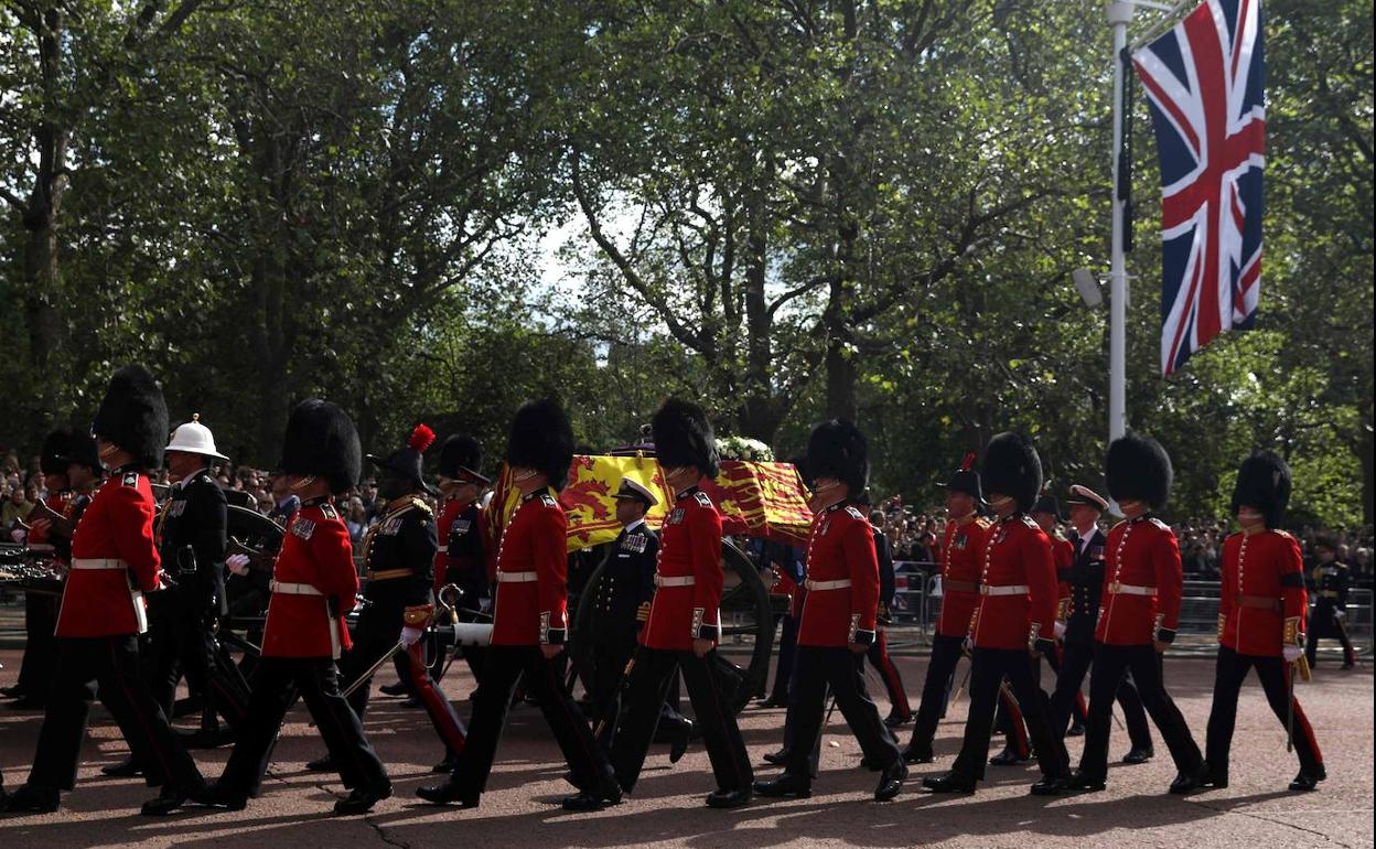 El féretro fue trasladadado cubierto con el estandarte real sobre el que reposan flores y la corona imperial. 