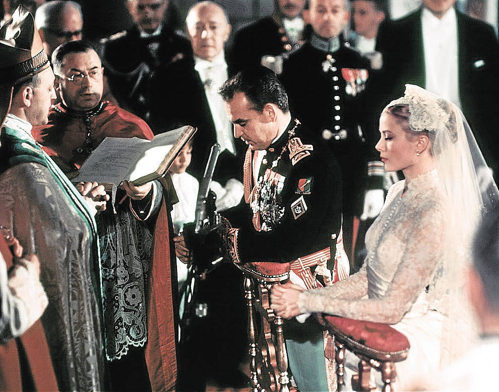 Grace Kelly y Raniero III de Mónaco durante su boda en 1956.