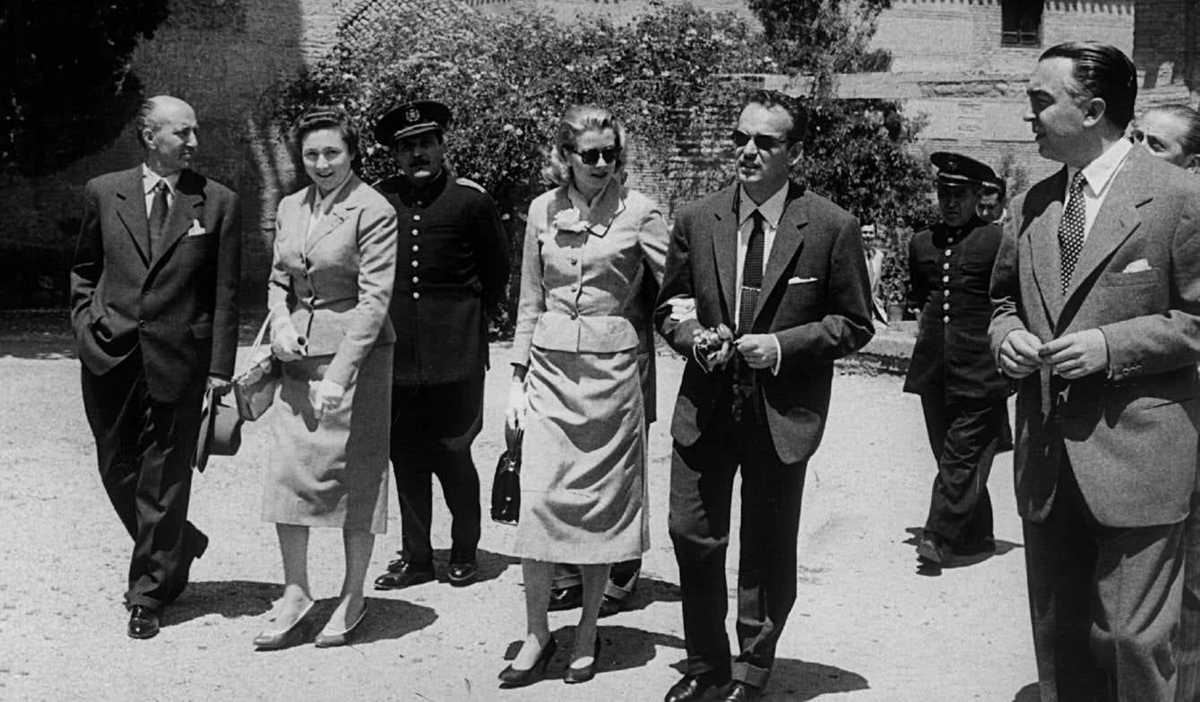 Grace Kelly y Raniero III durante su visita a Granada en 1956, poco después de casarse.