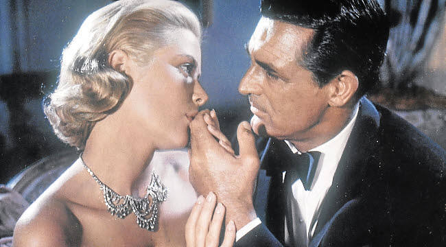 Grace Kelly junto a Cary Grant en 'Atrapa a un ladrón' de 1955.