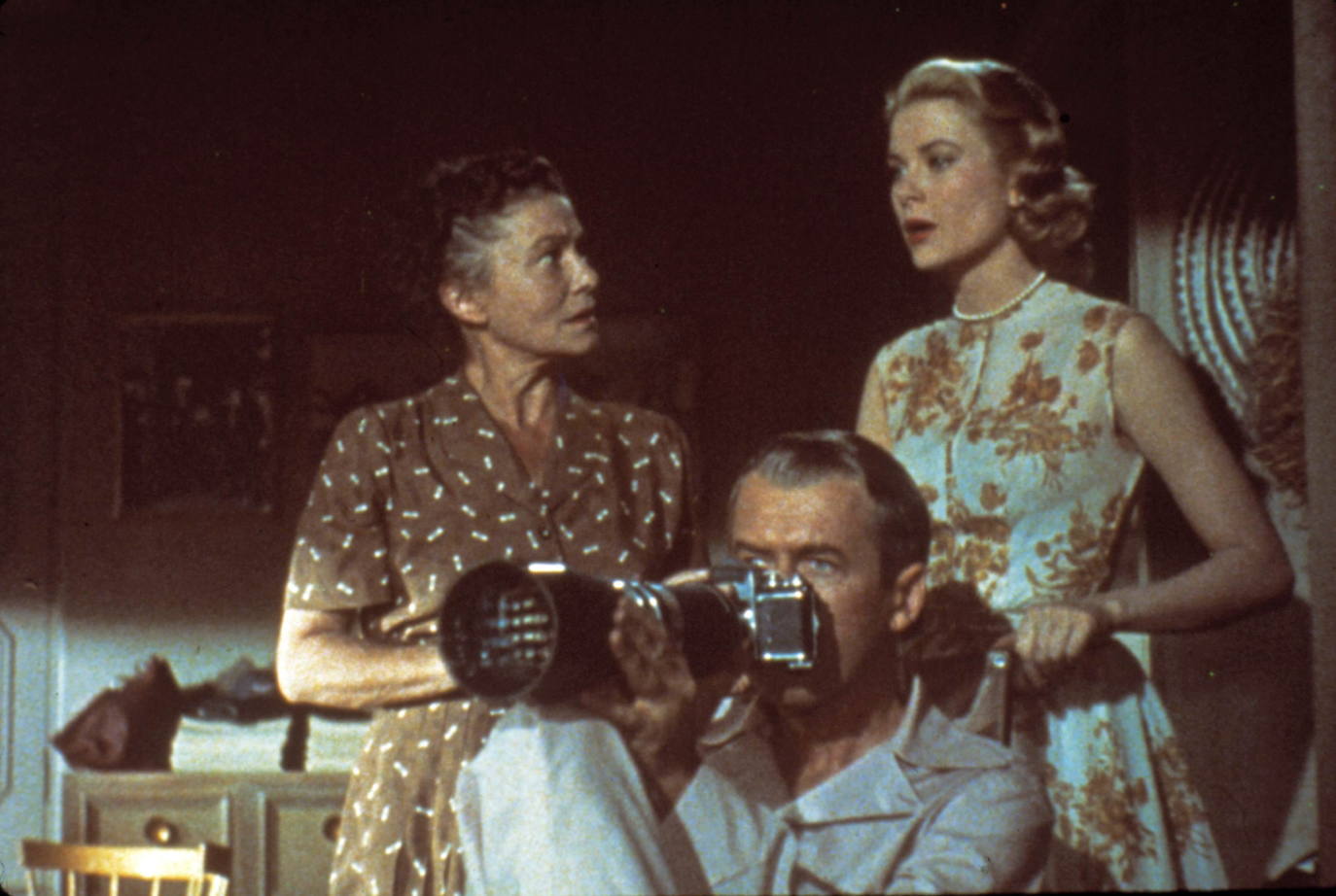 Grace Kelly junto a James Stewart en la película 'La ventana indiscreta' de 1954.