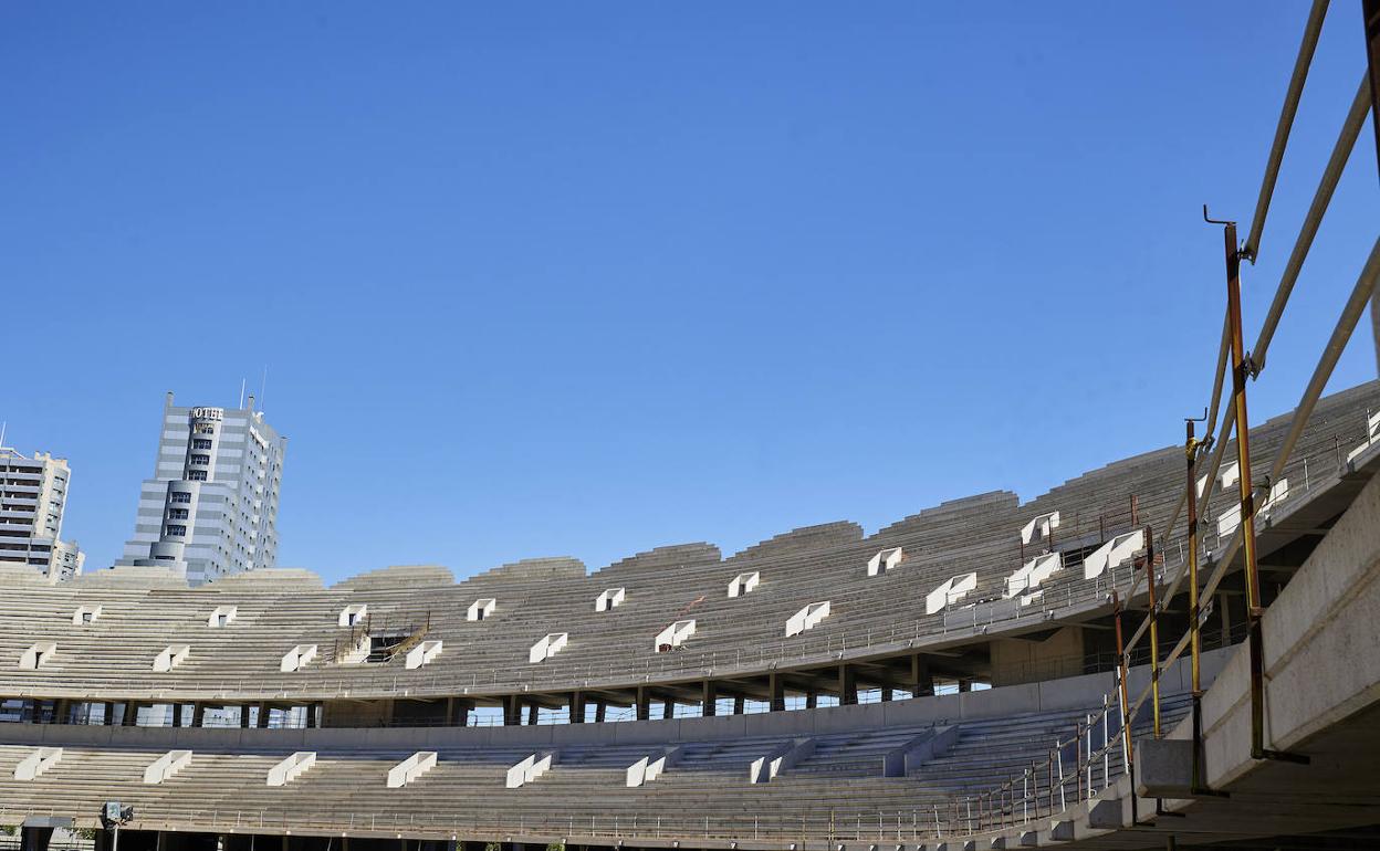 Aspecto actual de una de las gradas de las obras del Nuevo Mestalla. 