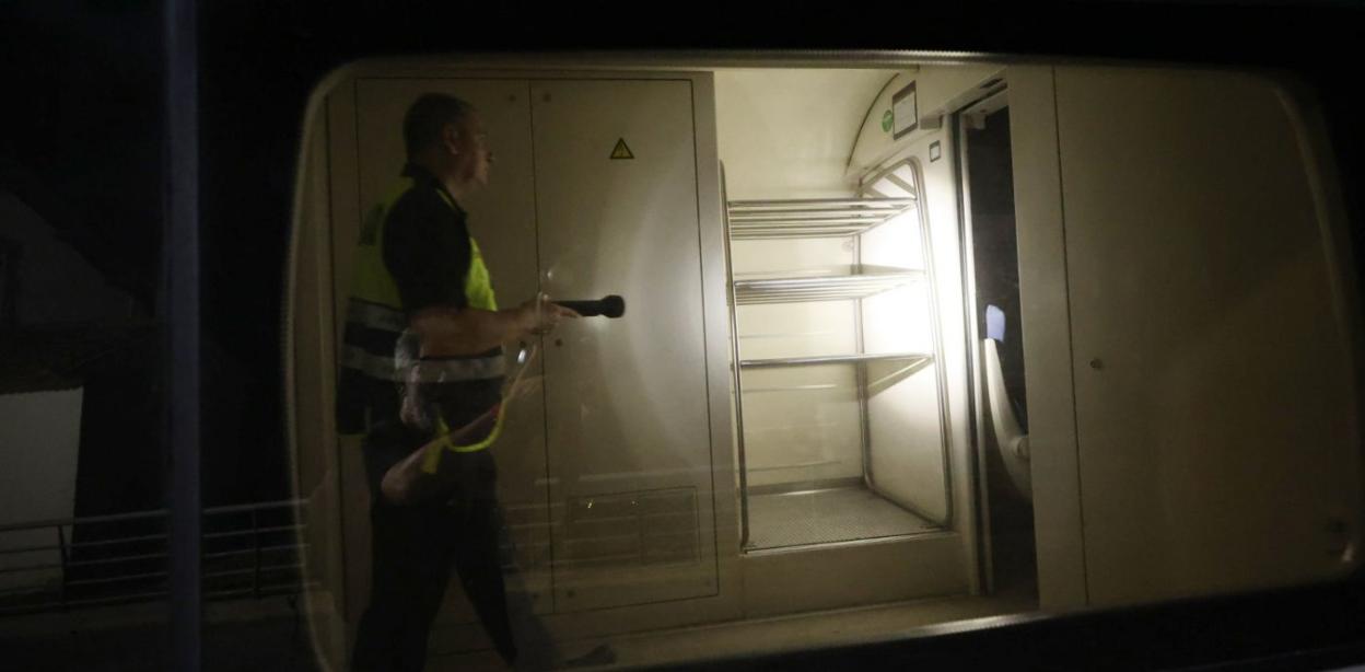 Personal ferroviario inspecciona el tren de Caudiel tras pararse por el incendio de Bejís. txema rodríguez