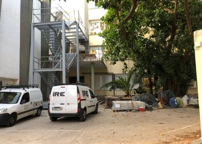 Imagen secundaria 1 - Accesos al centro junto a los contenedores y zona de construcción de las escaleras de emergencia. 