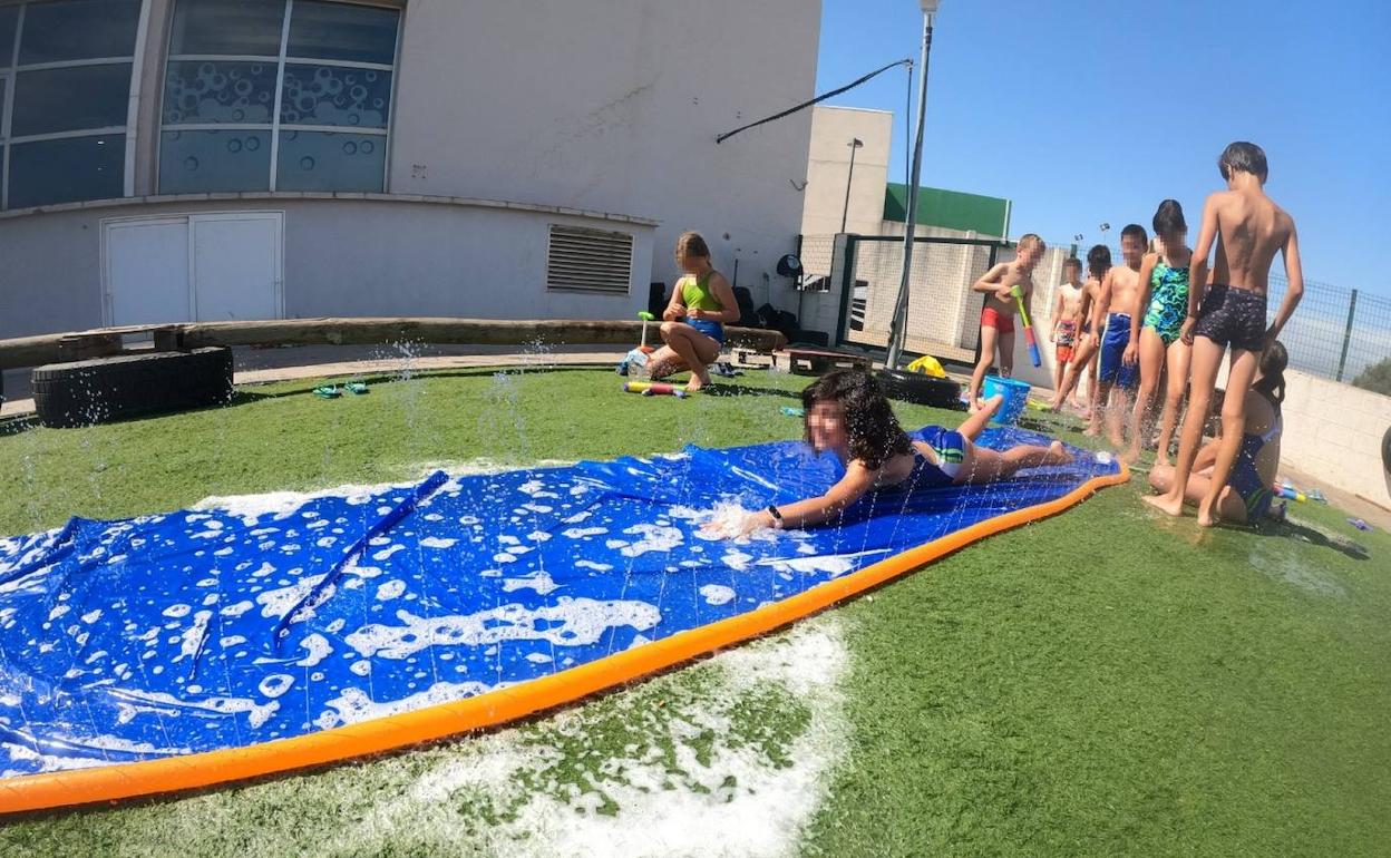 Niños y niñas en la Escuela Multideportiva del Centro Deportivo Dénia. 