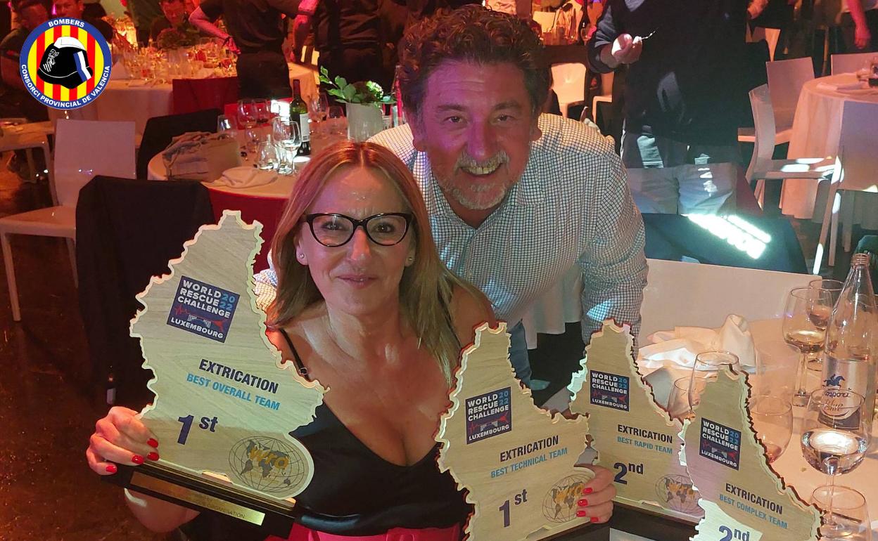 Maria Josep Amigó y Josep Manuel Ballester, con los premios logrados por los bomberos valencianos. 