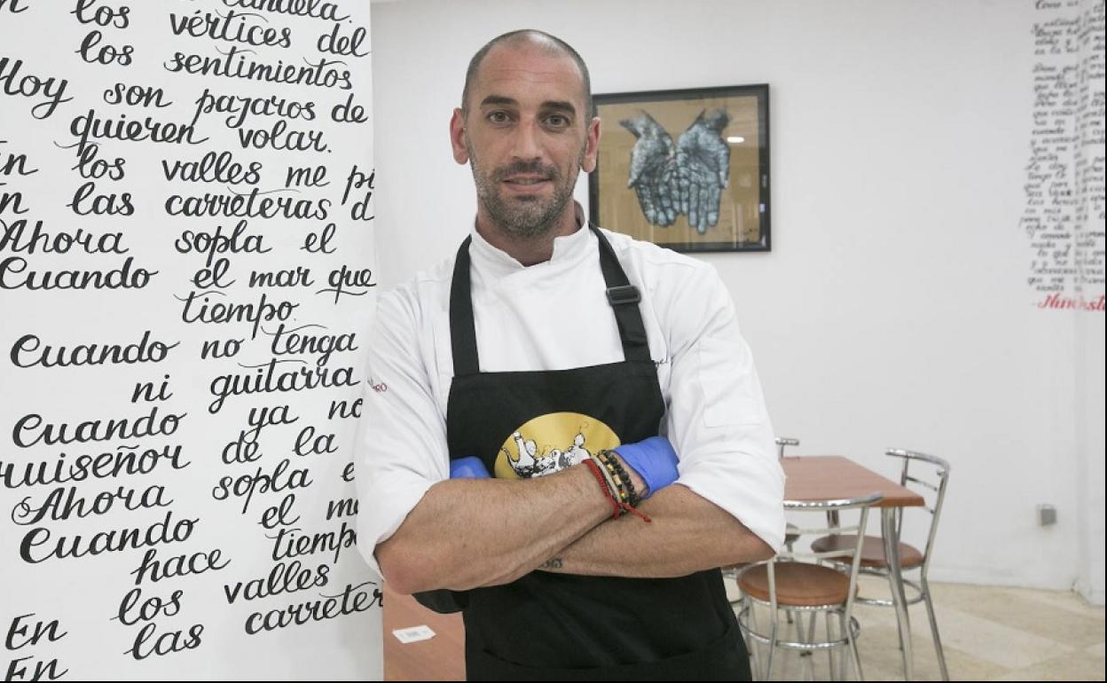 Ángel Carrero en el cerrado bar Villacastín de Valencia.