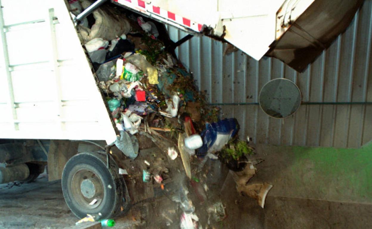 Imagen de archivo de un camión de basura descargando en la planta de transferencias de Dénia. 