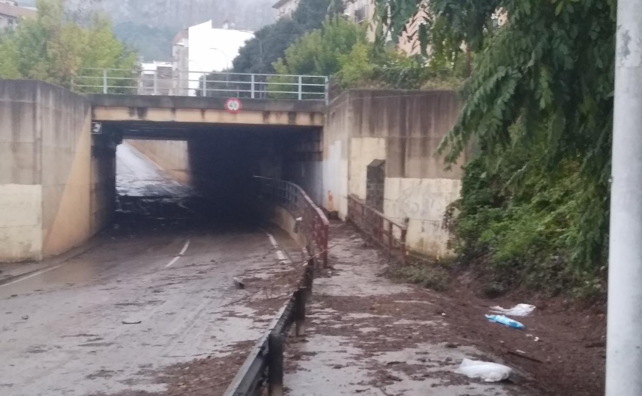 Uno de los pasos inferiores de la entrada a Xàtiva que suelen inundarse en los temporales. 