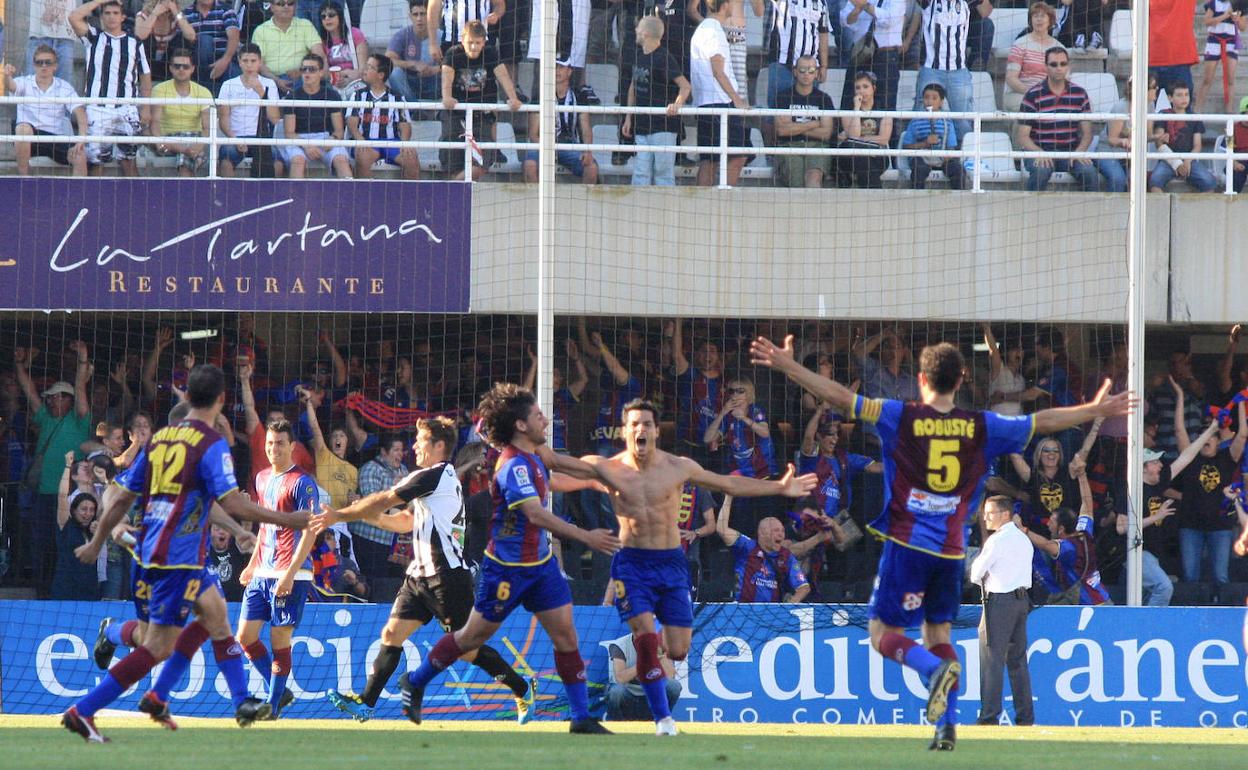 Javi Guerra celebra el 2-4 marcado en el estadio de Cartagonova el 22 de mayo de 2010.