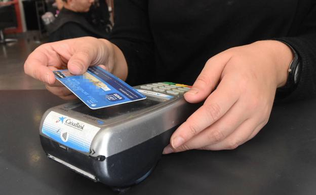 El motivo por el que debes pedir la copia tras pagar con la tarjeta en una tienda o en un restaurante