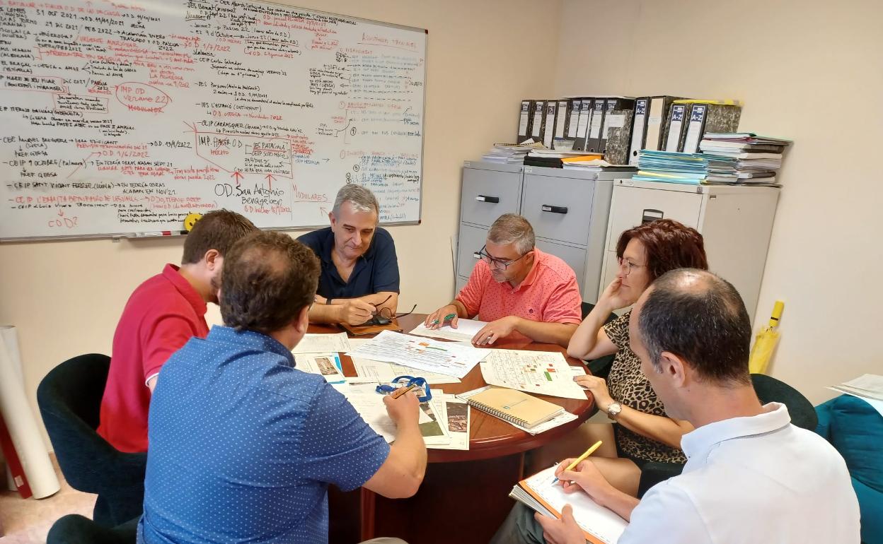 Reunión para abordar la planificación del Edificant en Tavernes. 