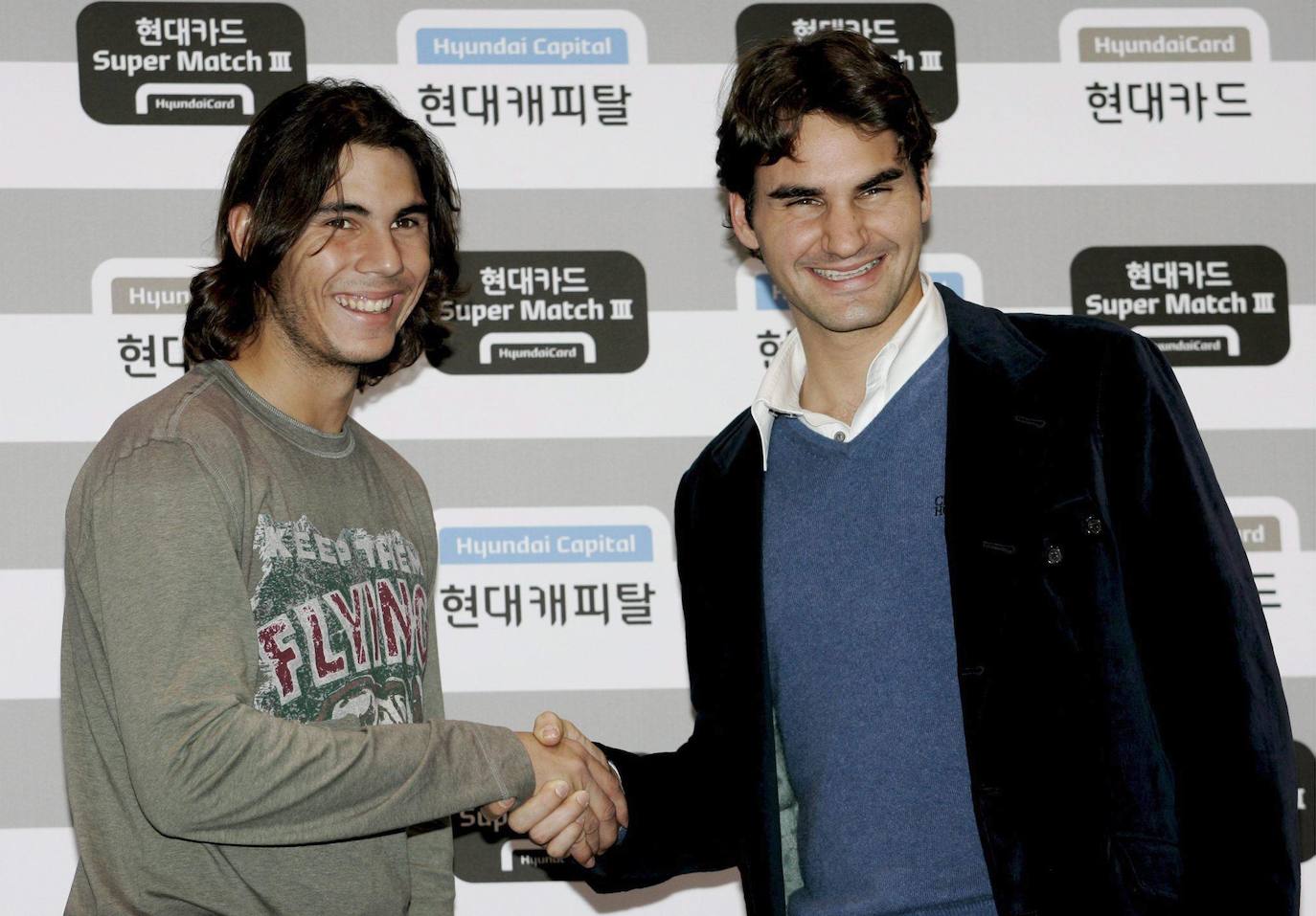 Rafa Nadal y Roger Federer en 2006 durante un acto publicitario en Corea del Sur.