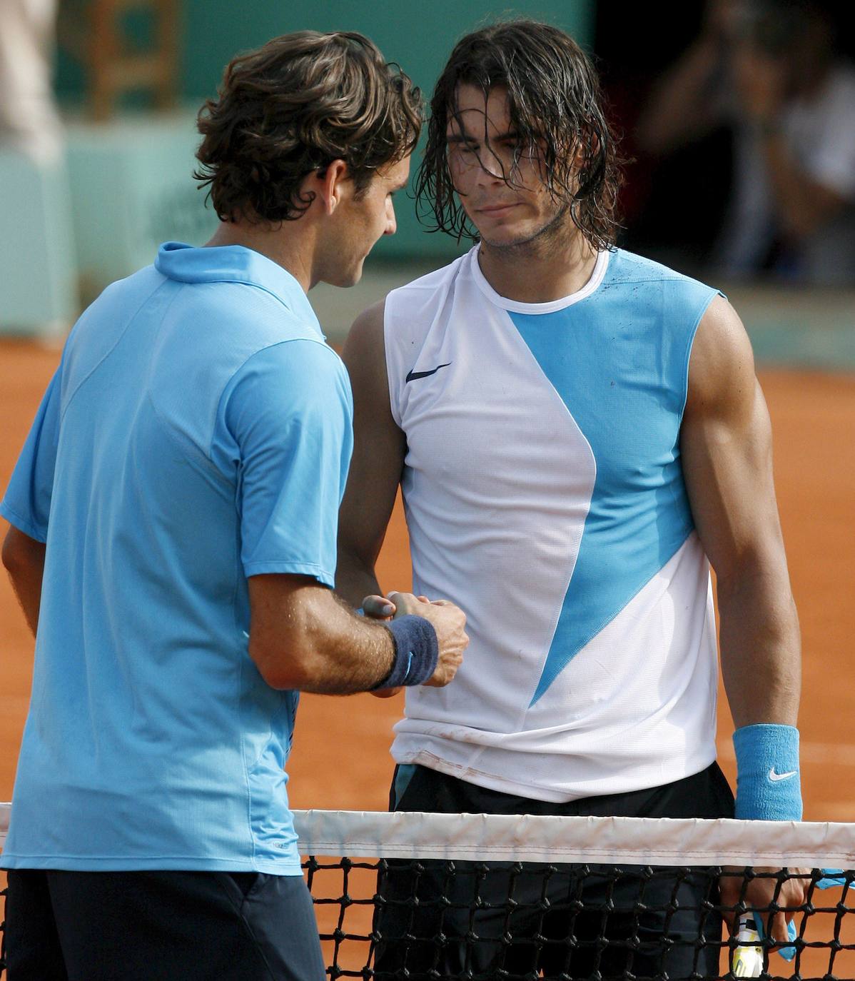 Federer y Nadal estrechan la mano tras la final de Roland Garros en 2007.