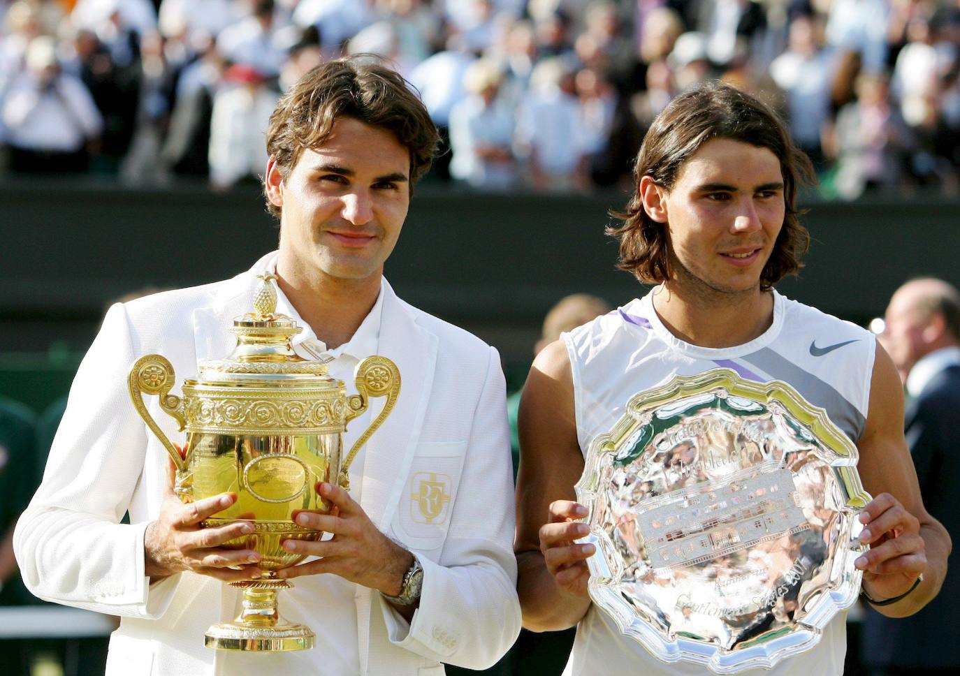 Ambos tenistas posan con sus trofeos tras Wimbeldon 2007.