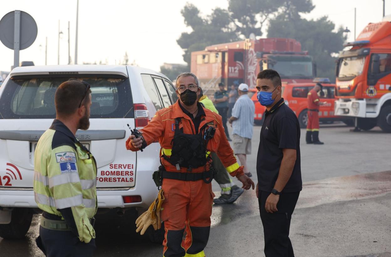 Bomberos, durante la extinción de un incendio este verano en Venta del Moro. jesús signes