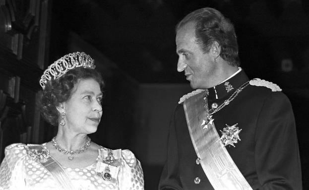 Isabel II junto a Juan Carlos I en 1986.