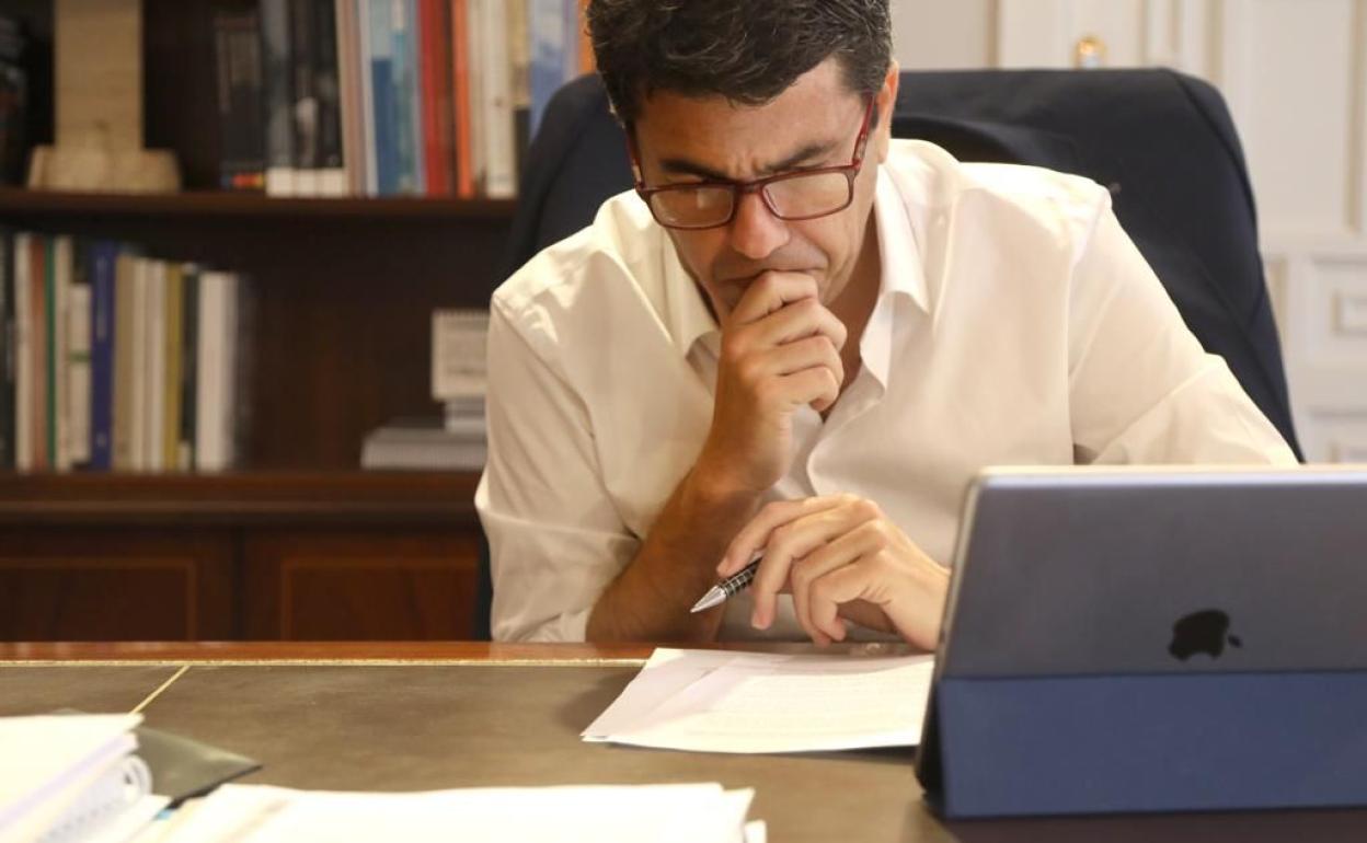 Carlos Mazón, durante una reunión de trabajo. 