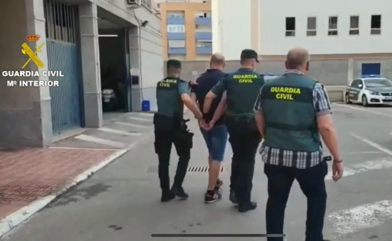 Los agentes acompañan al detenido por el atropello. 