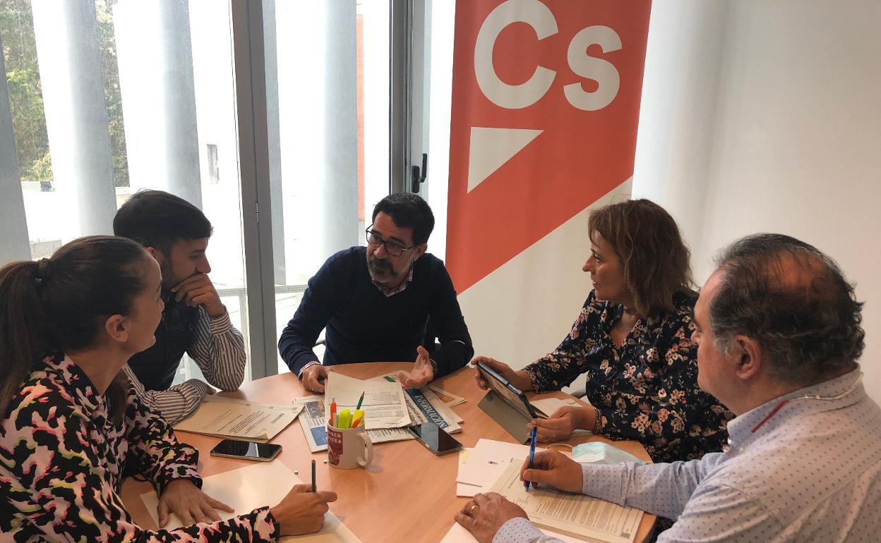 Pachi Pascual, en una reunión de trabajo del grupo Ciudadanos. 