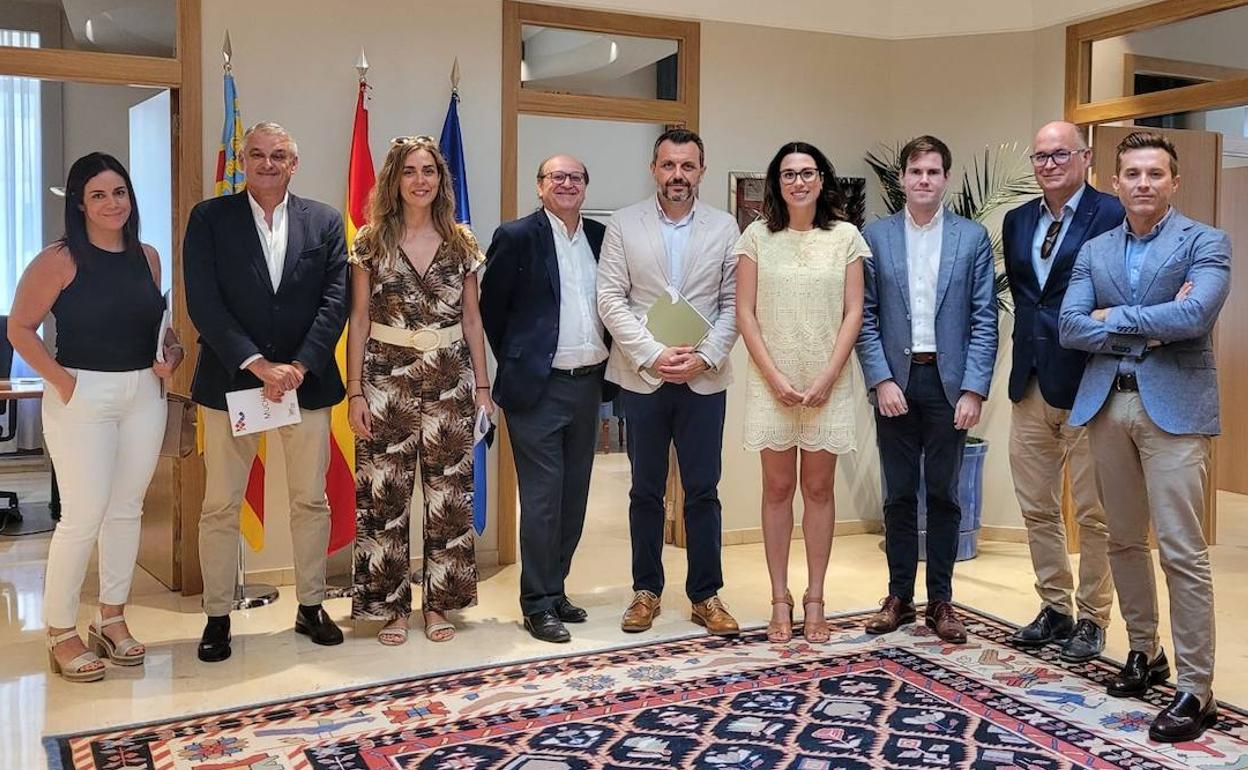 Representantes de Aerte con la consellera de Igualdad y Políticas Inclusivas, Aitana Mas.