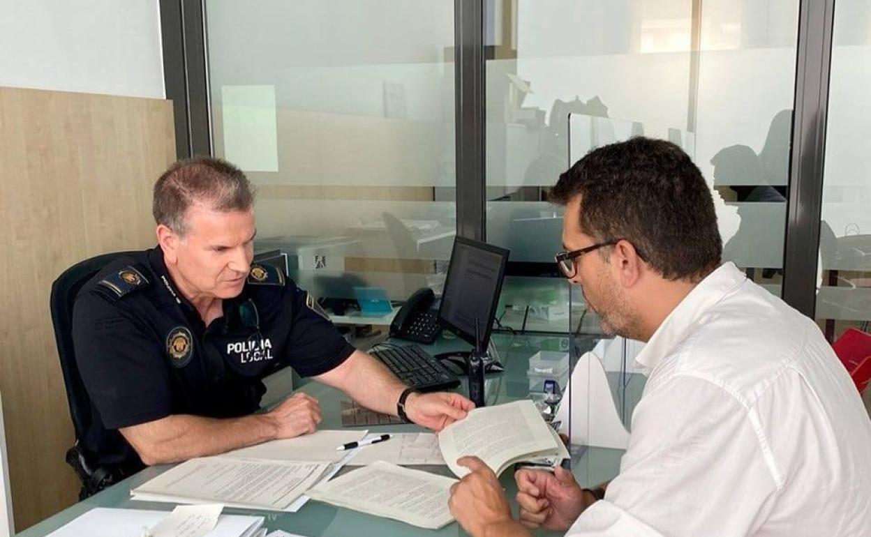 El alcalde, Juan Ramón Adsuara, reunido con el jefe de la Policía Local. 