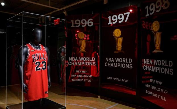 Precio camiseta Michael Jordan | La camiseta de Jordan del 'último baile' bate un récord mundial en la subasta de Sotheby's