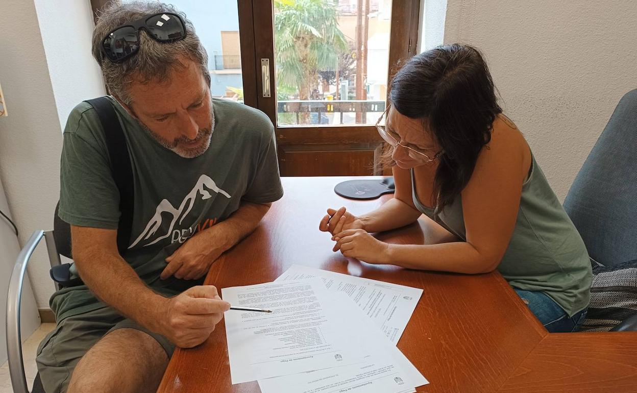 Néstor Portes, representante de Pego Viu, y la edil de Medio Ambiente, Laura Castellà. 