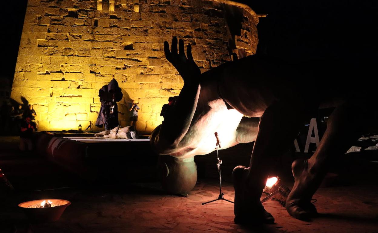 El 'Gigante de Sal' y al fondo el espectáculo de  danza Butoh. 