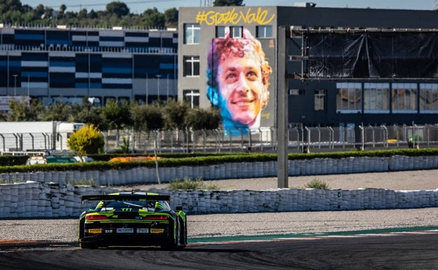 Rossi rueda frente al mural que se elaboró con motivo de su retirada como piloto de MotoGP. 