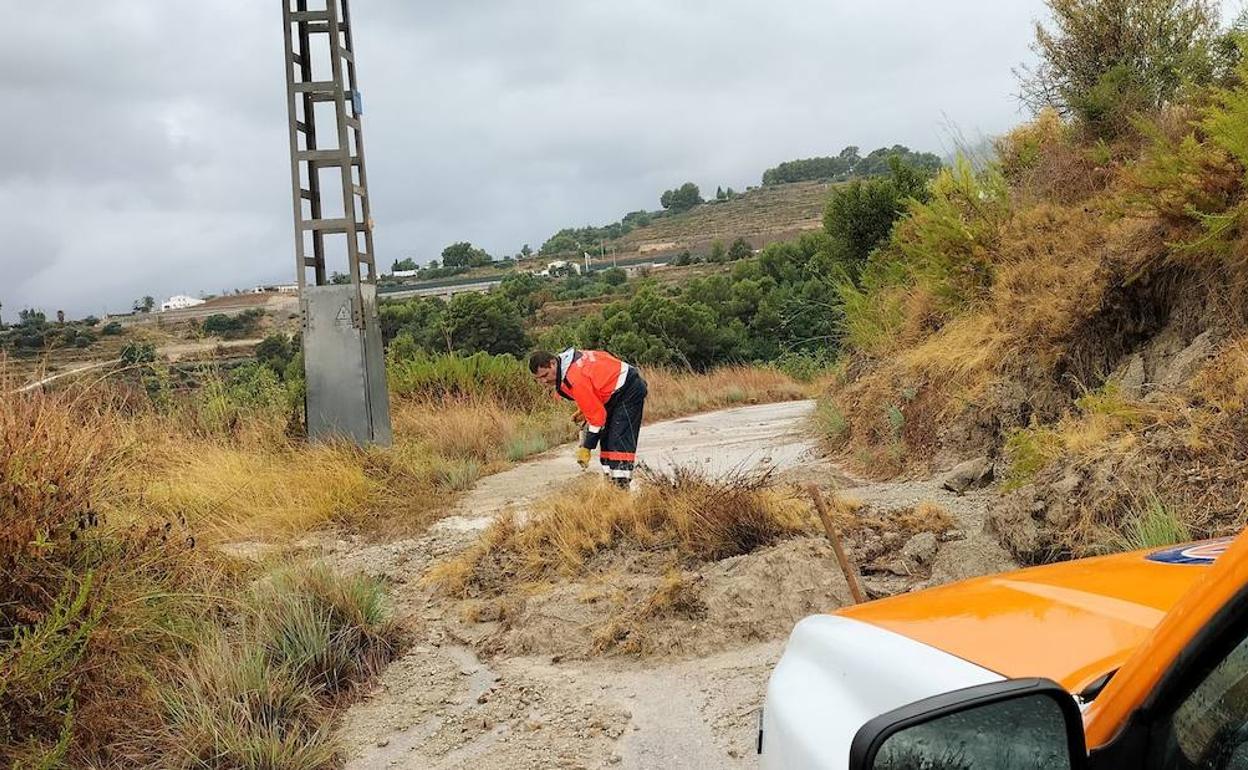 Efectivo trabaja en la zona afectada por las lluvias donde se produjo el accidente. 