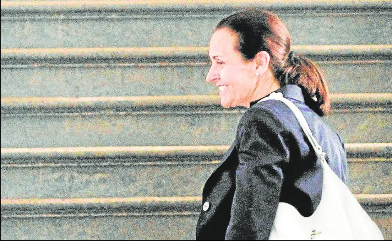 Pilar de la Oliva, junto a la escalera del Tribunal Superior de Justicia. 