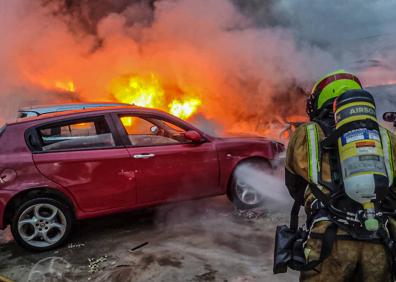 Imagen secundaria 1 - Incendio en un desguace de Catral | El incendio de un desguace en Catral arrasa más cuarenta coches