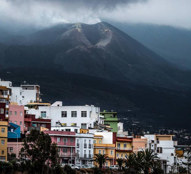 Gigante dormido. El volcán se levanta sobre La Laguna . Pablo Cobos