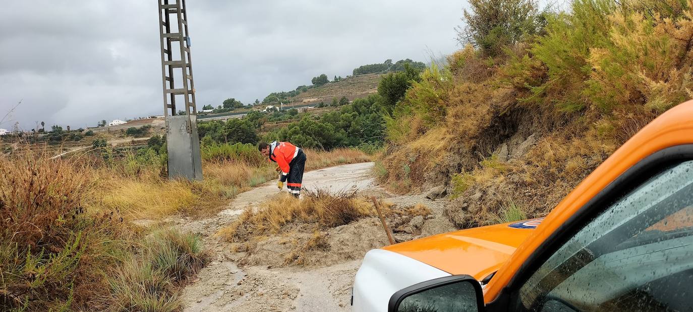 Un agente revisando las zonas peligrosas por la lluvia en Benissa. 