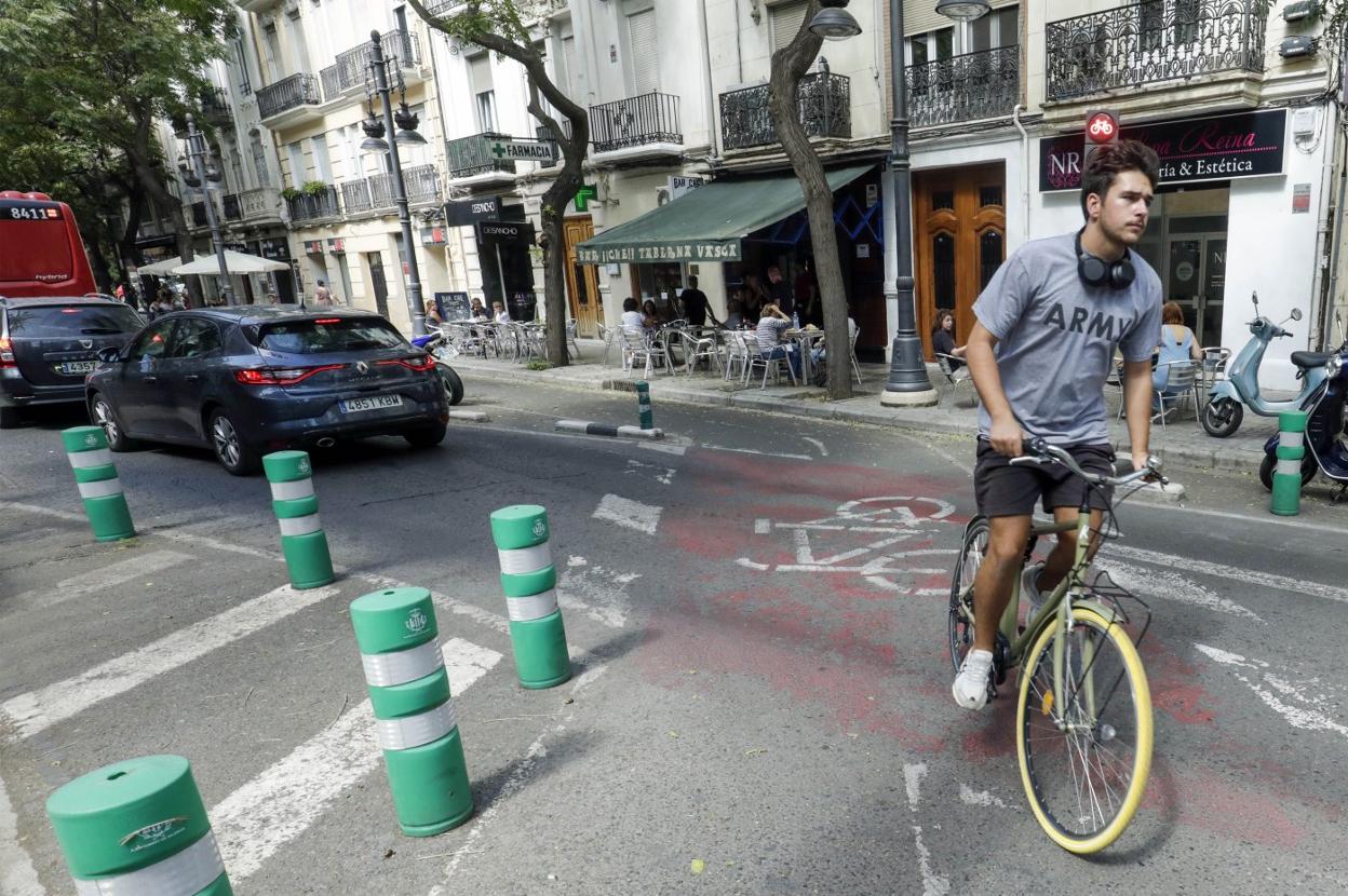 Un ciclista circula por el carril bici de Reino de Valencia a la altura de la calle San Valero. irene marsilla