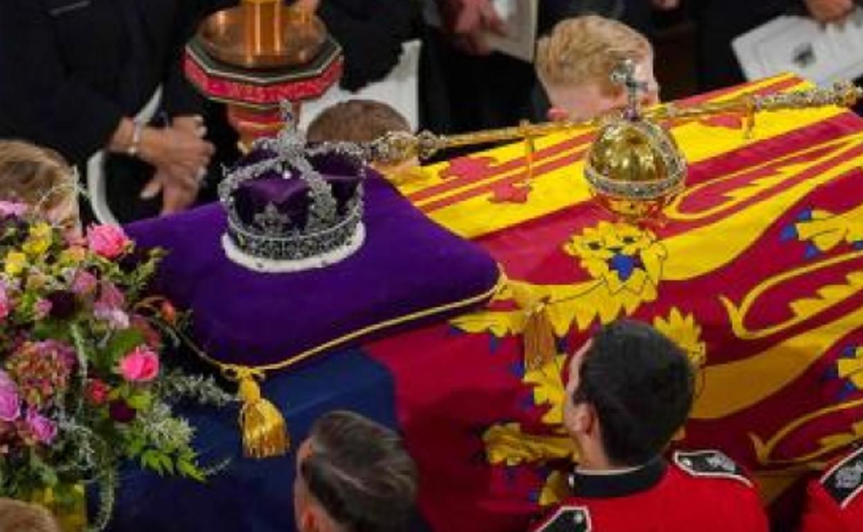 Corona Imperial del Estado: cuánto dinero vale | La corona de Isabel II que presidió el funeral: una joya de 3.000 diamantes y un rubí traído de España